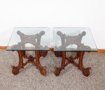 Par de mesas auxiliares da antiga loja Renascença. Tampos quadrados em cristal, bases em cerejeira ricamente entalhadas com volutas, pernas e pés curvos com amarração na base, acabamento na forma de pinha med. 53x55x55 cm (os dois tampos com pequeno trincado interno nas laterais).