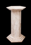 Coluna em mármore bege rajado, tampo, coluna central e base sextavada med. 77x40x40 cm (tampo com 3 pequenos bicados nas laterais e base com 1 pequeno bicado). Este lote forma conjunto com o lote nº. Peças extremamente pesadas.