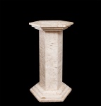 Coluna em mármore bege rajado, tampo, coluna central e base sextavada, med. 77x40x40 cm (tampo com 1 pequeno bicado na lateral). Este lote forma conjunto com o lote nº. Peças extremamente pesadas.