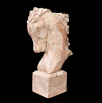Gian Pietro Zagni - Imponente escultura contemporânea da década de 70 em mármore bege rosado representando "cabeça de cavalo" ass., base quadrada. Escultor Italo Brasileiro, med. 57x36x17 cm (imperceptível bicado na crina do cavalo).
