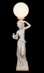 Imponente Luminária estilo Neoclássica em marmorite, representando figura feminina semi nua segurando cornucópia, acompanha cúpula em vidro leitoso na cor branco na forma de esfera, base quadrada med. com a cúpula 150x29x29 cm. Parte elétrica funcionando. Peça extremamente pesada, precisando de transporte especializado para retirada.