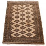 Tapete Paquistão com decoração geométrica e floral sobre fundo bege, castanho e preto med. 215x153 cm (tapete com desgastes de uso e do tempo, rapé e com manchas, precisando ser lavado).