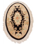 Tapete oval oriental com decoração floral sobre fundo preto e bege med. 152x90 cm (precisando ser lavado).