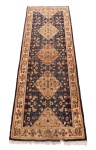 Antiga Passadeira persa com decoração floral sobre fundo bege e azul med. 240x75 cm (com pequenos desgastes de uso e tempo. precisando ser lavada).
