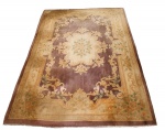 Antigo tapete oriental com decoração floral sobre fundo bege e lilás med. 275x180 cm (tapete com desgastes de uso, manchas, precisando ser lavado, marcas dos pés dos móveis e está sem franjas nas laterais).