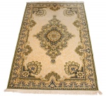 Tapete Tabacow feito a máquina com decoração floral sobre fundo bege e verde med. 235x150 cm. (precisando ser lavado).
