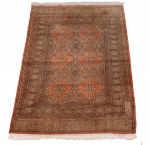 Antigo tapete Paquistão com decoração floral sobre fundo vermelho, castanho e preto med. 192x126 cm (precisando ser lavado).