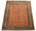 Antigo tapete Paquistão com decoração floral e geométrico sobre fundo vermelho, castanho e preto med. 250x150 cm (tapete com manchas e desgastes de uso e tempo, precisando ser lavado).