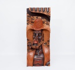 Ferreira - arte popular - Talha em bloco de madeira ricamente entalhada representando "Ancião com cachimbo", ass. localizada Olinda e datada de 1981 no verso med. 70x28x8 cm (falta um pedaço de madeira em uma lateral da base, e uma fissura na madeira em uma lateral do chapéu).
