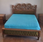Imponente Cama de casal em cerejeira, cabeceira ricamente entalhada e vazada com parte interior estofada em veludo no tom verde com capitonê, pezeira estofada em veludo, pés torneados - med. 120x150x207 cm (uma lateral com desgastes no verniz, que está num tom mais claro por causa do sol) - esta peça esta armazenada em um guarda móveis, precisa ser agendado com antecedência a retirada do mesmo