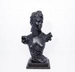 Busto decorativo estilo art noveau em estuque patinado na cor preto representando " Jovem Dama " apoiada sobre base retangular em madeira com pátina preto e granito preto, manufatura da Austin Prod. numerada e datada de 1989 - med. 59x25x20 cm (com pequenos desgastes na policromia)