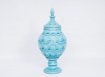 Potiche decorativo e cerâmica craquelê vitrificado e policromado no tom azul Turquesa, pega da tampa na forma de pinha, bojo decorado com volutas em alto relevo med. 42x12 cm de diâmetro de base.