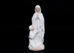 Nossa Senhora de Lourdes - imagem sacra em porcelana vitrificada e policromada com realces á folha de ouro med. 32x12x10 cm.
