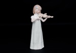 Escultura decorativa em porcelana vitrificada e policromada representando "Menina com violino" med. 30x10x9 cm.