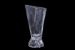 Elegante vaso estilo contemporâneo em demi cristal, bojo e base facetados med. 38x15x11 cm.