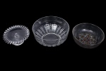Lote constando de três peças diversas em vidro moldado sendo uma mini fruteira com borda ondulada, haste central e base circular - med. 7x18 cm de diâmetro, uma fruteira redonda com fundo decorado em baixo relevo, policromado nos tons rubi e verde - med. 7x22 cm de diâmetro e fruteira redonda francesa em demi cristal com bojo lapidado, marcada na base - med. 11x24 cm de diâmetro