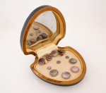 Krementz - Elegante conjunto de abotoaduras europeias art. deco cerca de 1930, abotoaduras em metal com banho de ouro e partes centrais em abalone, parte interna com banho de ouro, constando de par de abotoaduras e 7 botões para lapela e camisa, acondicionadas em estojo original. Estojo med. 2,5x9x9 cm.