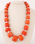 Elegante colar com contas grandes em coral e pérolas do Rio, fecho em metal, colar med. 27 cm (fechado).