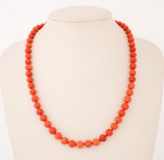 Antigo e elegante colar Italiano com contas em coral e fecho em ouro 18k/720 com três pequenos brilhantes no fecho, "pega ladrão" em ouro. Colarmed.24 cm (fechado).