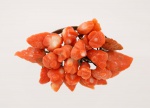 Antigo broche Italiano Vintage em coral esculpido com flores e folhagens, guarnição em metal med. 5x3,5 cm.