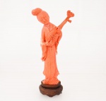 Antiga e belíssima escultura Chinesa em coral peau D'Angel Podange, ricamente esculpida representando "gueixa com alaúde", base em madeira torneada com aplicações de fios possivelmente de prata, med.15 cm, medida com base med. 17x5x4 cm (escultura com pescoço. haste do instrumento colados com uma fissura no verso, falta um dedo em uma das mãos e pequenos defeitos na madeira da base).