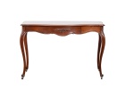 Antigo e elegante console - aparador estilo Luiz XV em madeira nobre, tampo retangular recortado, saia recortada com uma gaveta central, parte central e laterais com flores e folhagens entalhadas, pernas curvas, pés com rodízios - med. 95x140x48 cm