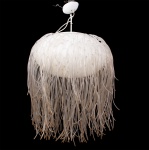 Fernando Jaeger - Lustre da década de 90 estilo contemporâneo na cor branco para uma lâmpada, cúpula em plástico rígido com diversos tubos em plástico translúcido, acabamento superior da cúpula e do teto em metal com pátina branca - med. 100x60 cm - Fernando Jaeger é um designer de móveis Brasileiro (metal e espelho com pequenos desgastes de maresia e os dois espelhos do teto com pequenos amassados), parte elétrica funcionando