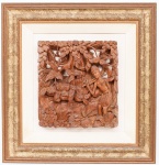 Antiga placa em madeira exótica ricamente entalhada com figura masculina, frutas e folhagens, possivelmente de Bali, província da Indonésia - emoldurada. Placa med. 20x20 cm, com moldura med. 39x37 cm.