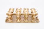Conjunto Indiano Vintage - com 12 cálices e uma bandeja retangular em metal dourado cinzelado com flores e folhagens, cálices med. 6x4,5 cm de diâmetro e bandeja med. 23x16 cm.