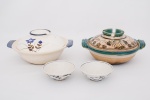 Lote constando de quatro peças, sendo duas caçarolas em cerâmica Japonesa com tampas com decorações policromadas, panelas para ensopados resistentes ao calor, usadas para sopas, arroz e pratos refogados med. 14x30x26 cm e outro med. 15x29x25 cm (uma com craquele e pequenas fissuras na base e bicado na borda da tampa) e outra com duas pequenas falhas no vitrificado da borda, e dois bowls em cerâmica com decoração de flores e folhagens policromadas med. 5x13 cm de diâmetro.