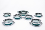 Conjunto da década de 50 em cerâmica vitrificada e policromada com esmalte escorrido nos tons de preto, cinza e verde constando de uma legumeira med. 8x28x23 cm, seis bowls med. 6x16x13 cm (cinco bowls com pequenos bicados nas bordas) e seis pratos de sobremesa med. 20x17 cm de diâmetro (um com pequeno bicado na borda). Total de 13 peças.