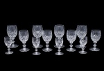 Conjunto de copos em cristal europeu com lapidação dita " bico de jaca " constando de seis copos para vinho tinto - med. 16x7 cm de diâmetro, seis copos para vinho branco - med. 13,5x6 cm de diâmetro ( um com bicado na borda) e seis cálices para vinho do porto - med. 11x5 cm de diâmetro ( dois com pequenos bicados na borda) - Total de 18 peças