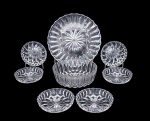 Lote constando de oito peças em demi cristal lapidadas com frisos, bisotados e facetados sendo um prato de bolo - med. 3x30 cm de diâmetro, uma fruteira com imperceptível bicado no bojo - med. 8x21 cm de diâmetro, seis saladeiras - med. 3,5x14 cm de diâmetro