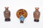 Lote constando de quatro peças chinesas em clousone esmaltadas sendo dois mini vasos decorados com flores e folhagens - med. 9 cm e 10 cm acompanha duas bases de madeira, um mini prato - med. 10 cm de diâmetro e um mini potiche com tampa - med. 5 cm acompanha a base de madeira