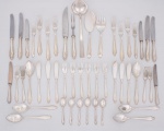 Faqueiro incompleto em metal espessurado a prata da manufatura Wolff constando de doze facas de carne, doze garfos de carne, oito facas de sobremesa, nove garfos de sobremesa, doze  colheres de sopa, doze facas de peixe, onze garfos de peixe, sete colheres de chá, quatro talheres de serviço, acompanha uma concha da manufatura " Fracalanza " com cabo cinzelado no estilo art deco - total de 88 peças