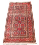 Antigo tapete persa Beluche com decoração floral sobre fundo vermelho - med. 195x107 cm (tapete rapé com desgastes de uso e do tempo, precisando ser lavado)