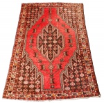 Antigo tapete persa Hamadam com decoração floral sobre fundo vermelho e bege - med. 190x128 cm (tapete com rapé, desgastes de uso e do tempo, precisando ser lavado)