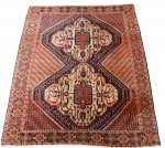 Antigo tapete persa com decoração floral e animais sobre fundo vermelho e bege e preto - med. 190x150 cm (tapete com pequenos desgastes de uso e do tempo, precisando ser lavado)