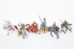 Colecionismo - Lote constando de seis esculturas em miniatura confeccionados em plástico policromados representando " Cavaleiros Medievais e cavalos " bonecos colecionáveis detalhados, projetados para brincadeiras imaginativas - medida aproximada - med. 14x15x5 cm ( o menor ) e med. 20x14x5 cm ( o maior com a lança)