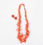 Lote constando de duas antigas peças em coral natural da Sardenha sendo um par de brincos de pressão com contas em coral e guarnição em metal - med. 1,5x1,5 cm e colar com galhos de coral, fecho em metal - med. 22 cm fechado - ( o colar se rompeu precisando refazer o fio - restaurar)