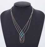 Delicado conjunto de colar e par de brincos em prata de lei com três fios de canutilhos e pequenas pedras azuis possivelmente " Turquesas " - colar - med. 23 cm (fechado) - par de brincos - med. 6 cm - peso total aproximado - 11.3 gr