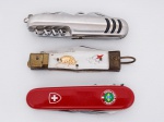 Colecionismo - Lote constando de 3 canivetes diversos, sendo um da marca "Hoyle" em aço escovado acondicionado em estojo original med. 9x2,5 cm, um da marca "Victorinox" - Swiss com capa vermelha med. 9x2 cm e um canivete Espanhol com cabo em acrílico decorado com toureiro med. 7,5x2,2 cm, peças usadas.