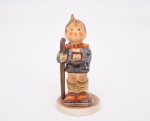 Colecionismo - Hummel - Goebel - Germany - Antiga escultura em porcelana alemã policromada representando " menino com cajado " - assinado na base - As esculturas Hummel são peças colecionáveis criadas pela artista Maria Innocentia Hummel (1909 - 1946) - med. 10x5 cm de diâmetro