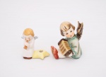 Colecionismo - Hummel - Goebel - Germany - Lote constando de duas antigas esculturas em porcelana alemã policromadas representando " um anjo com sanfona " - med. 5,5x5x5 cm e outra representando " anjo com flauta " - med. 4,5x4x2,5 cm (está com uma das asas colada) - assinado na base - As esculturas Hummel são peças colecionáveis criadas pela artista Maria Innocentia Hummel (1909 - 1946)