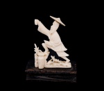 Antiga escultura chinesa esculpida em marfim representando " Pescador " - med. 5,5x4 cm acompanha base em madeira com pátina preta - med. 1,5x5,5x2 cm (falta a vara de pescar)
