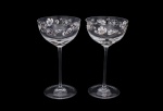 Perrier - Jouet - Delicadas par de taças de cristal com bojos decorados com flores policromadas, haste longa - assinado na base - med. 21x11,5 cm de diâmetro