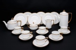 Rosenthal - Bavária - Elegante aparelho de chá e bolo da década de 40 em porcelana branca com frisos, alças e pegas das tampas com pátina a folha de ouro, marca da manufatura na base constando de um bule de chá - med. 15x25x12 cm (tampa com fio de cabelo na borda interna), um bule de café - med. 24x23x10 cm, uma cremeira - med. 12x13x6 cm, um açucareiro - med. 9x17x9 cm, catorze xícaras de chá com pires, doze pratos de sobremesa - med. 20 cm de diâmetro, total de 30 peças