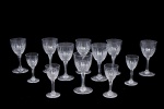 Parte de conjunto de antigos copos em cristal europeu bojos lapidados com hastes facetadas constando de oito cálices para vinho do porto - med. 12x5 cm de diâmetro e quatro cálices para licor - med. 9x4 cm de diâmetro - total de 12 peças
