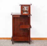 Antigo móvel porta Bibelô art nouveau cerca de 1920 em madeira, parte superior com porta em cristal bisotado e puxador em bronze cinzelado, tampo com uma gaveta lateral, parte inferior com fundo decorado com flores e folhagens, pernas retas com duas prateleiras, pés torneados - med. 124x60x32 cm (espelho com pequenos desgastes do tempo e madeira com pequenos desgastes no verniz)