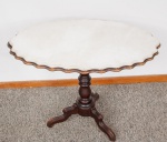 Antiga mesa auxiliar cerca de 1900 em madeira nobre, tampo oval recortado com tampo em mármore branco rajado com borda recortada, coluna central torneada apoiada sobre três pés curvos - med. 75x100x65 cm ( com um pequeno bicado na borda do tampo de mármore, com desgastes no verniz)